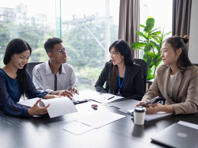 No cenário empresarial cada vez mais competitivo, a busca por eficiência operacional e redução de custos tornou-se fundamental para o sucesso dos negócios. Nesse contexto, o BPO Financeiro e contabilidade surge como uma solução estratégica capaz de transformar a gestão financeira das empresas. Esta combinação poderosa permite que os empreendedores concentrem seus esforços no core business enquanto profissionais especializados cuidam de toda a área financeira e contábil com excelência. A terceirização desses processos não representa apenas uma economia de recursos, mas uma verdadeira revolução na forma como as empresas gerenciam suas finanças, garantindo conformidade legal, informações precisas para tomada de decisão e crescimento sustentável.
O que você deve saber sobre BPO Financeiro e contabilidade
O BPO Financeiro e contabilidade, sigla para Business Process Outsourcing, consiste na terceirização dos processos financeiros e contábeis de uma empresa para prestadores especializados. Diferente de uma simples contratação de serviços avulsos, o BPO representa uma parceria estratégica onde uma equipe multidisciplinar assume a responsabilidade integral pela gestão financeira e contábil do negócio. Essa modalidade engloba desde atividades operacionais como contas a pagar e receber, conciliação bancária e folha de pagamento, até funções estratégicas como planejamento tributário, análise de indicadores financeiros e elaboração de relatórios gerenciais. A grande vantagem do BPO Financeiro e contabilidade está na combinação de expertise técnica, tecnologia de ponta e processos padronizados que garantem maior eficiência, redução de erros e compliance com as obrigações legais. Ao optar por essa solução, as empresas eliminam a necessidade de manter uma estrutura interna complexa, reduzem custos com contratações, treinamentos e infraestrutura, além de ganharem acesso a profissionais altamente qualificados que acompanham todas as mudanças na legislação tributária e contábil. O modelo de BPO Financeiro e contabilidade também proporciona escalabilidade, permitindo que a empresa ajuste o nível de serviços conforme suas necessidades de crescimento sem precisar reestruturar todo o departamento financeiro.
BPO Financeiro deve ser utilizado apenas por grandes empresas?
Um dos maiores mitos sobre BPO Financeiro e contabilidade é acreditar que esta solução foi desenvolvida exclusivamente para grandes corporações. Na realidade, empresas de todos os portes podem se beneficiar significativamente dessa modalidade de terceirização. Pequenas e médias empresas, na verdade, têm muito a ganhar com o BPO Financeiro e contabilidade, pois frequentemente não possuem recursos para manter uma equipe financeira completa e qualificada internamente. Para startups e empresas em fase de crescimento, o BPO representa uma oportunidade de ter acesso a serviços de qualidade corporativa sem os altos custos fixos associados. Microempresas podem se beneficiar especialmente porque o BPO Financeiro e contabilidade oferece soluções flexíveis e escaláveis, permitindo pagar apenas pelos serviços efetivamente utilizados. Além disso, negócios menores geralmente têm seus gestores sobrecarregados com múltiplas funções, e terceirizar a área financeira libera tempo valioso para focar no desenvolvimento de produtos, atendimento aos clientes e estratégias de crescimento. O investimento em BPO Financeiro e contabilidade costuma ser significativamente menor do que manter uma estrutura interna, considerando salários, encargos, benefícios, treinamentos, sistemas e infraestrutura. Empresas de médio porte também encontram vantagens ao terceirizar processos financeiros, especialmente quando estão passando por expansão ou reestruturação. Mesmo grandes empresas utilizam BPO Financeiro e contabilidade para processos específicos, buscando maior eficiência e foco em suas atividades estratégicas. Portanto, a decisão de adotar essa solução deve ser baseada nas necessidades específicas de cada negócio, independentemente do seu tamanho.
BPO Financeiro e contabilidade: dupla que gera resultados
A implementação eficaz do BPO Financeiro e contabilidade requer um processo estruturado que garanta a transição suave e o máximo aproveitamento dos benefícios. Entender cada etapa desse processo é fundamental para o sucesso da parceria:

Diagnóstico inicial e mapeamento de processos: O primeiro passo para implementar o BPO Financeiro e contabilidade consiste em realizar um diagnóstico completo da situação atual da empresa. Nesta fase, os especialistas analisam todos os processos financeiros e contábeis existentes, identificam gargalos, ineficiências e oportunidades de melhoria. É essencial mapear o fluxo de documentos, entender a estrutura organizacional, avaliar os sistemas utilizados e conhecer as particularidades do negócio. Este diagnóstico também inclui a revisão da conformidade fiscal e contábil, verificando se existem pendências ou irregularidades que precisam ser regularizadas. O mapeamento detalhado permite criar um plano de ação personalizado que atenda às necessidades específicas da empresa.
Definição de escopo e SLA: Após o diagnóstico, é necessário estabelecer claramente quais serviços serão terceirizados através do BPO Financeiro e contabilidade. Esta definição inclui especificar todas as atividades que serão executadas, como contas a pagar, contas a receber, conciliação bancária, emissão de notas fiscais, apuração de impostos, folha de pagamento, contabilidade gerencial e fiscal. Também devem ser estabelecidos os SLAs (Service Level Agreements), que são os acordos de níveis de serviço definindo prazos, qualidade esperada, indicadores de desempenho e responsabilidades de cada parte. Essa clareza contratual é fundamental para evitar expectativas divergentes e garantir que ambas as partes estejam alinhadas quanto aos objetivos e entregas.
Implementação de tecnologia e integração de sistemas: O sucesso do BPO Financeiro e contabilidade depende fortemente da tecnologia utilizada. Nesta etapa, são implementados sistemas de gestão financeira, plataformas de automação de processos e ferramentas de integração que conectam os sistemas da empresa aos da prestadora de serviços. A digitalização de documentos, a adoção de assinatura eletrônica e o uso de plataformas em nuvem facilitam o acesso às informações em tempo real e aumentam a segurança dos dados. A integração adequada dos sistemas elimina a necessidade de retrabalho, reduz erros de digitação e permite que as informações fluam automaticamente entre as diferentes áreas.
Transição e treinamento: A fase de transição do BPO Financeiro e contabilidade é crítica e deve ser conduzida com planejamento cuidadoso. Durante este período, ocorre a transferência gradual das responsabilidades da equipe interna para a equipe terceirizada. É fundamental que haja um período de operação paralela onde ambas as equipes trabalham simultaneamente para garantir que não haja interrupções nos processos. Treinamentos devem ser realizados tanto para a equipe terceirizada, que precisa conhecer as particularidades do negócio, quanto para os colaboradores da empresa, que precisam entender como interagir com o novo modelo de trabalho e utilizar as ferramentas implementadas.
Execução dos processos e rotinas operacionais: Com a transição concluída, inicia-se a operação regular do BPO Financeiro e contabilidade. Nesta fase, a equipe terceirizada assume a execução de todas as rotinas financeiras e contábeis conforme o escopo definido. Isso inclui o processamento diário de contas a pagar e receber, controle de fluxo de caixa, emissão e recebimento de notas fiscais, conciliação bancária, apuração e recolhimento de impostos, fechamento contábil mensal, elaboração de demonstrações financeiras e cumprimento de obrigações acessórias. A execução deve seguir rigorosamente os procedimentos estabelecidos e os prazos acordados, mantendo sempre a qualidade e a conformidade legal.
Monitoramento de indicadores e relatórios gerenciais: Uma das grandes vantagens do BPO Financeiro e contabilidade é a capacidade de fornecer informações gerenciais de qualidade para apoiar a tomada de decisão. Durante a operação, são monitorados constantemente indicadores de desempenho financeiro como liquidez, rentabilidade, endividamento, giro de estoque, prazo médio de recebimento e pagamento, entre outros. Relatórios gerenciais customizados são elaborados periodicamente, apresentando análises financeiras, comparativos de desempenho, projeções e insights estratégicos. Esses relatórios transformam dados em informações relevantes que ajudam os gestores a identificar oportunidades, antecipar problemas e tomar decisões mais assertivas.
Reuniões de alinhamento e planejamento estratégico: Para que o BPO Financeiro e contabilidade gere resultados consistentes, é essencial manter uma comunicação regular entre a empresa e o prestador de serviços. Reuniões periódicas devem ser agendadas para discutir o desempenho dos processos, apresentar resultados financeiros, alinhar expectativas e planejar ações futuras. Essas reuniões são oportunidades para discutir estratégias de otimização tributária, avaliar investimentos, analisar a viabilidade de novos projetos e ajustar processos conforme as mudanças no negócio. O diálogo constante fortalece a parceria e garante que o BPO esteja sempre alinhado aos objetivos estratégicos da empresa.
Auditoria e melhoria contínua: A busca pela excelência no BPO Financeiro e contabilidade requer um processo contínuo de auditoria e aperfeiçoamento. Periodicamente, devem ser realizadas auditorias internas para verificar a conformidade dos processos, a qualidade das informações geradas e o cumprimento dos SLAs estabelecidos. Essas auditorias identificam oportunidades de melhoria, permitindo o refinamento dos procedimentos e a implementação de melhores práticas. O feedback dos clientes também é fundamental neste processo, pois fornece insights valiosos sobre a experiência do usuário e ajuda a ajustar os serviços às necessidades reais do negócio.
Adaptação às mudanças legais e expansão do negócio: O ambiente regulatório brasileiro é dinâmico, com constantes mudanças na legislação tributária e contábil. Um dos grandes benefícios do BPO Financeiro e contabilidade é contar com especialistas que acompanham todas essas alterações e garantem que a empresa esteja sempre em conformidade. Além disso, conforme o negócio cresce e evolui, o BPO deve se adaptar às novas demandas, seja pela abertura de filiais, mudança de regime tributário, entrada em novos mercados ou diversificação de produtos. A escalabilidade do modelo permite que os serviços sejam ajustados rapidamente para acompanhar o crescimento da empresa.
Resultados mensuráveis e ROI: Por fim, é fundamental mensurar os resultados obtidos com o BPO Financeiro e contabilidade. A comparação entre a situação anterior e posterior à implementação deve demonstrar ganhos tangíveis como redução de custos operacionais, diminuição de erros e retrabalhos, cumprimento total dos prazos legais, melhor controle do fluxo de caixa, otimização da carga tributária e maior disponibilidade de informações para decisão. O retorno sobre o investimento (ROI) deve ser calculado considerando não apenas a economia direta de custos, mas também os ganhos indiretos como o tempo liberado dos gestores para atividades estratégicas, a redução de riscos fiscais e a melhoria na qualidade das informações financeiras.

Nossa Contabilidade em Diadema pode ajudar
Se você busca uma parceria sólida e confiável para implementar o BPO Financeiro e contabilidade em sua empresa, nossa contabilidade em Diadema está preparada para ser a solução ideal. Com anos de experiência no mercado e uma equipe multidisciplinar altamente qualificada, oferecemos serviços completos de BPO Financeiro e contabilidade adaptados às necessidades específicas de cada cliente. Entendemos que cada negócio é único e requer soluções personalizadas, por isso nosso trabalho começa sempre com um diagnóstico aprofundado da sua realidade empresarial. Nossa estrutura tecnológica de ponta garante agilidade, segurança e acesso em tempo real às informações financeiras, enquanto nossa expertise técnica assegura total conformidade com as obrigações legais e fiscais. Atendemos empresas de todos os portes e segmentos, desde microempreendedores individuais até médias empresas em expansão, sempre com o compromisso de entregar excelência em cada serviço prestado. Além dos processos operacionais, nossa equipe atua como consultora estratégica, fornecendo análises financeiras, planejamento tributário e orientações que contribuem diretamente para o crescimento sustentável do seu negócio. Localizados estrategicamente em Diadema, atendemos toda a região do ABC Paulista e Grande São Paulo, combinando o conhecimento das particularidades regionais com as melhores práticas do mercado. Se você deseja reduzir custos, aumentar a eficiência operacional, ter mais tempo para focar no seu negócio e contar com informações confiáveis para tomar decisões assertivas, entre em contato conosco. Nossa equipe está pronta para apresentar como o BPO Financeiro e contabilidade pode transformar a gestão da sua empresa, gerando resultados concretos e duradouros. Agende uma conversa sem compromisso e descubra como podemos ser o parceiro estratégico que sua empresa precisa para alcançar novos patamares de sucesso